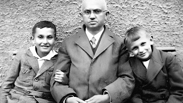 Josef Wochenmark mit seinen beiden Söhnen Alfred und Arnold,
Derendingen 1931